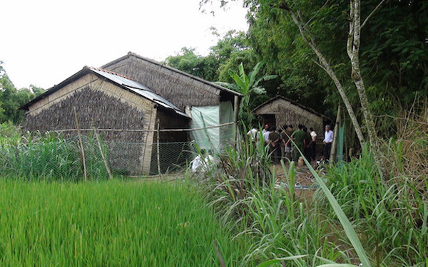 Tài giật lấy đôi bông tai của nạn nhân, sau đó cùng người tình đem bán với số tiền 860.000 đồng rồi cả hai bắt xe lên Bình Phước lẩn trốn. Con dao được Tài ném xuống ống cống gần nhà của bà Vân. Trong ảnh: Căn nhà nơi xảy ra vụ việc. (Ảnh: CAND)