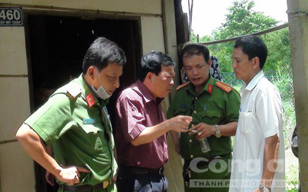 Sáng hôm sau, người dân phát hiện nạn nhân tử vong tại nhà. Khám nghiệm hiện trường, cơ quan điều tra nhận định hung thủ là người quen biết với nạn nhân. Trong ảnh: Lực lượng chức năng khám nghiệm hiện trường, phân tích tình tiết vụ án. (Ảnh: Công an TPHCM)