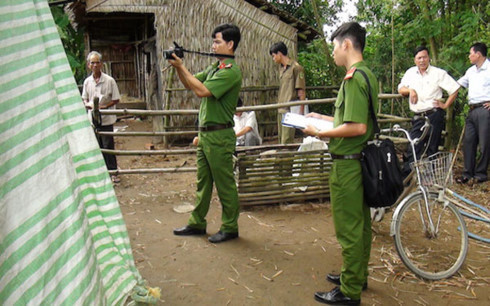 Rạng sáng ngày 29/9, Nhi đến nhà người cậu của mình lấy con dao đưa cho Tài. Đến nhà bà Vân, Nhi ở ngoài để cho Tài đi vào. Nghe tiếng động, bà Vân ra xem, vừa mở cửa thì bị Tài đâm nhiều nhát vào người, làm bà Vân chết ngay tại chỗ. Trong ảnh: Công an khám nghiệm hiện trường vụ án, (Ảnh: CAND)