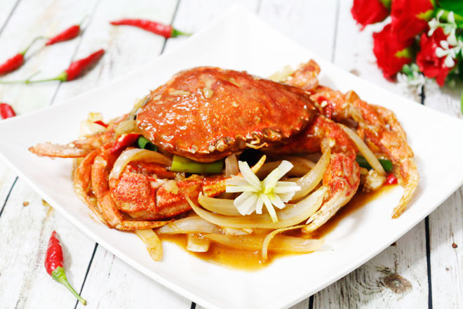 Chuẩn bị nguyên liệu cho món Ghẹ sốt me: - 2 con ghẹ - 1/2 củ hành tây - 1 củ tỏi - Vài nhánh hành lá - 2-3 thìa bột năng - Ớt, nếu thích ăn cay - Dầu ăn - Gia vị sốt me: 2 thìa đường, 2 thìa nước cốt me, 1 thìa nước mắm, 1 thìa tương cà, 2 thìa nước, 1 thìa rượu trắng, 1 xíu tiêu, bột nêm, xíu muối.