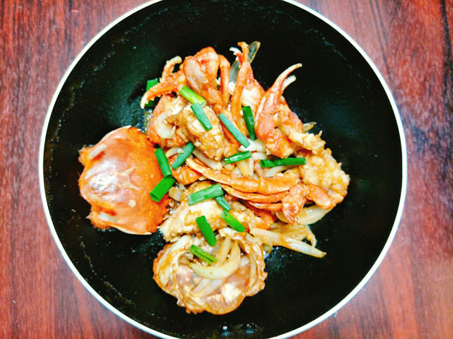 Bước 5: Đặt chảo sạch lên bếp cùng với 1 chút dầu ăn, khi dầu nóng bạn cho tỏi băm vào phi cho thơm sau đó cho hành tây vào xào sơ qua.