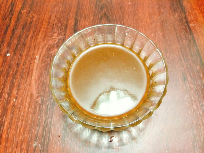Bước 3: Nguyên liệu gia vị làm sốt me bạn cho chung 1 bát rồi khuấy đều cho hòa tan.