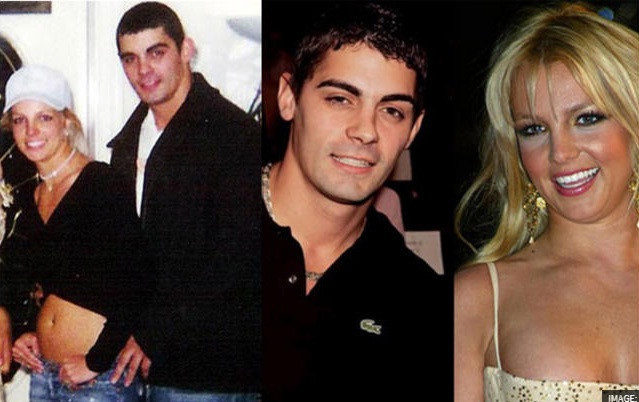 Britney Spears đã kết hôn với người bạn thân Jason Alexander vào năm 2004. Thế nhưng, cuộc hôn nhân của 2 sao Hollywood nổi tiếng này đã kết thúc sau 55 giờ đồng hồ với lý do "thiếu hiểu biết".