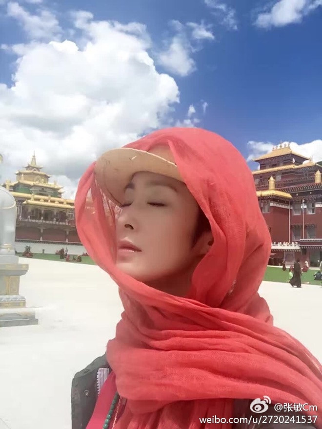 Cách đây ít ngày, Trương Mẫn chia sẻ hình ảnh đi du lịch ở Tây Tạng lên trang cá nhân. Cô đào từng là minh tinh nổi tiếng nhất thập niên 90 và là người tình màn ảnh của Châu Tinh Trì. Người đẹp U50 khiến nhiều người ngạc nhiên khi thay đổi phong cách 180 độ.