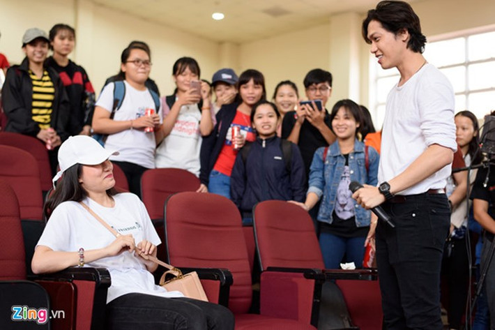 Lý Phương Châu - Hiền Sến vừa trở thành tâm điểm tại một sự kiện với màn tỏ tình lãng mạn trước đám đông. Khi Hiền Sến công khai tỏ tình, Lý Phương Châu bật khóc, sau đó cô ngập ngừng nói với anh rằng cô từng kết hôn và đã có con. Ảnh: Zing