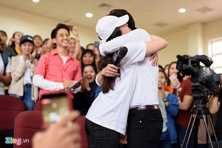 Hiền Sến bày tỏ, anh yêu Lý Phương Châu nên con của cô cũng sẽ là con của anh. Trước sự chân thành của Hiền Sến, Lý Phương Châu đã ôm chầm lấy anh thay cho lời đồng ý. Ảnh: Zing
