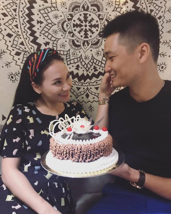Sóng gió qua đi, hiện tại vợ chồng Bảo Thanh vẫn đang sống vô cùng hạnh phúc. Nữ diễn viên thường chia sẻ hình ảnh tình cảm bên chồng, họ cùng dạy con học, đi chơi... và dành cho nhau những lời "có cánh". Trong cuộc sống hàng ngày, anh Thắng không chỉ là chỗ dựa tinh thần cho vợ, mà còn giúp Bảo Thanh làm những công việc nhà như rửa bát...