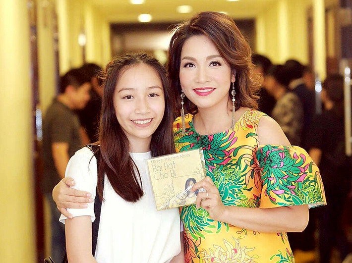 Trước đó, con gái út của Diva Mỹ Linh gây sự chú ý khi tự tay mang quà là sản phẩm âm nhạc - CD Bài hát cho Bi đến tặng ca sỹ Thanh Lam, Hồng Nhung, Hà Trần để chứng tỏ sự ngưỡng mộ của mình với các Diva nhạc Việt.