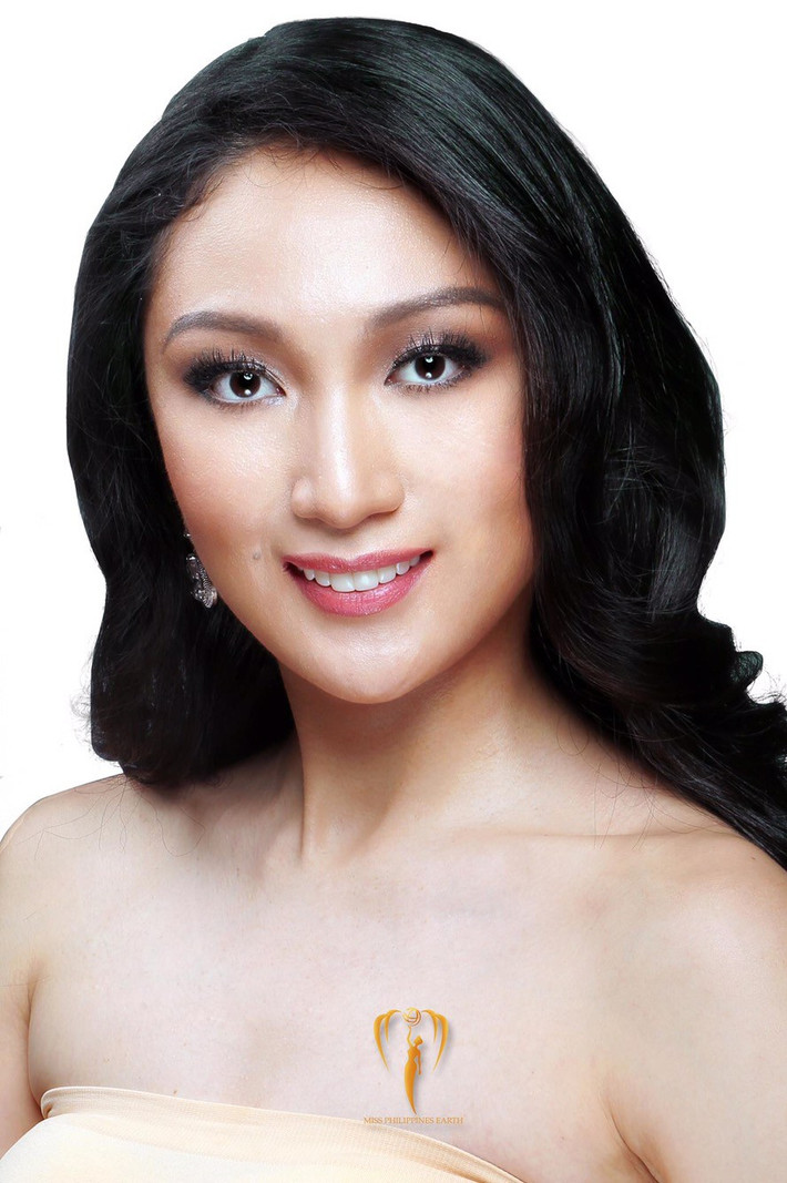 Trước đó, trong những hình ảnh xuất hiện trên trang chủ Miss Earth 2017, Hoa hậu Philippines lại có một hình ảnh hoàn toàn khác. Nhiều người cho rằng cô đã sử dụng photoshop để có những hình ảnh bắt mắt như vậy trên trang chủ cuộc thi.
