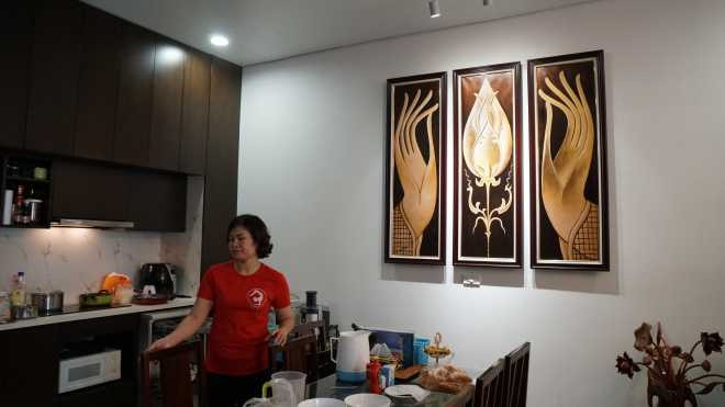 Điểm đáng chú ý nhất ở khu vực bàn ăn là bức tranh hoa sen lạ mắt. Nghệ sĩ Quang Tèo chia sẻ đây là món quà anh được tặng nhân dịp tân gia. Vợ Quang Tèo là người đảm đang một tay chu toàn việc chăm sóc gia đình.