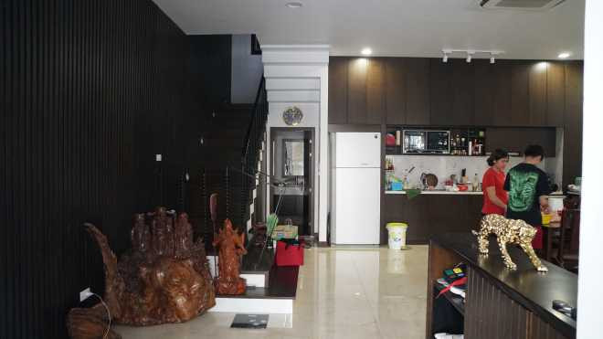 Nằm ở vị trí ngay tầng 1 khu chung cư nên căn hộ được thiết kế theo kiểu shophouse (thông từ tầng 1 lên tầng 2) với diện tích 170 m2. Đây cũng là điểm mà nghệ sĩ hài ưng ý nhất ở căn nhà vì vừa ở nhà mặt đất nhưng vẫn được hưởng những tiện ích như chung cư.
