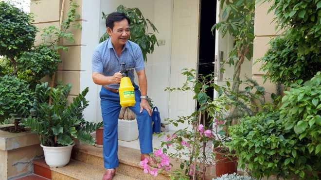 Bỏ lại những tin đồn thất thiệt ở sau lưng, giờ đây NSƯT Quang Tèo đã có thể tận hưởng cuộc sống yên bình cùng vợ và 2 con trong cơ ngơi ấm cùng mà anh đã chắt chiu dành dụm để có được sau chặng đường dài công hiến cho nghệ thuật.