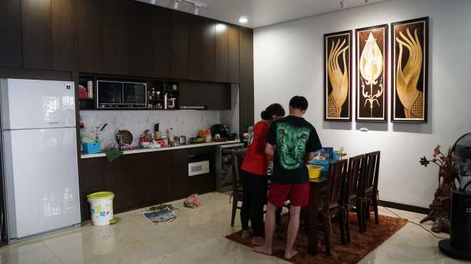 Khu vực bếp được thiết kế tối giản cùng cách sắp xếp gọn gàng liền kề phòng khách tạo cảm giác rộng rãi thoáng đãng cho ngôi nhà.
