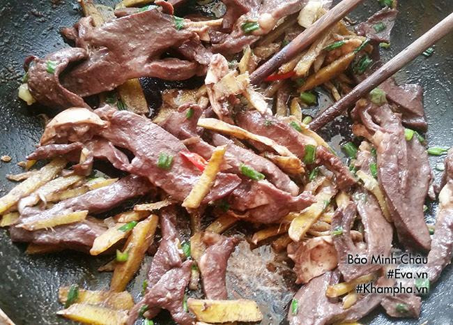 Bước 5: Để chảo tim lợn rang gừng sôi lên rồi hạ lửa nhỏ. Đun trên bếp khi tim chuyển màu. Nêm nếm gia vị cho vừa miệng. Khi thấy nước trong chảo cạn, sánh thì cho hành hoa, ớt thái nhỏ vào. Cho nốt phần gừng còn lại vào chảo, đảo đều 1 vài lần rồi tắt bếp.