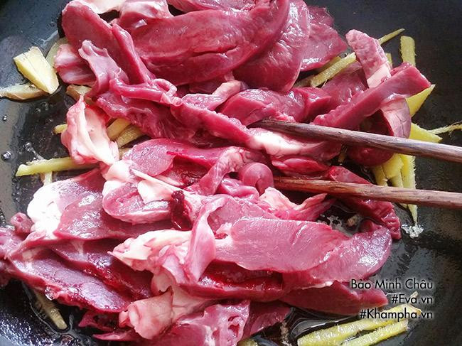 Bước 4: Tiếp tục cho tim lợn đã ướp vào đảo đều.