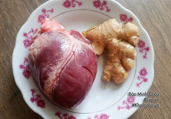 PHẦN 1: Chuẩn bị nguyên liệu tim lợn rang gừng: - Tim lợn: 300g - Gừng 1 củ - Gia vị - Ớt, hành hoa