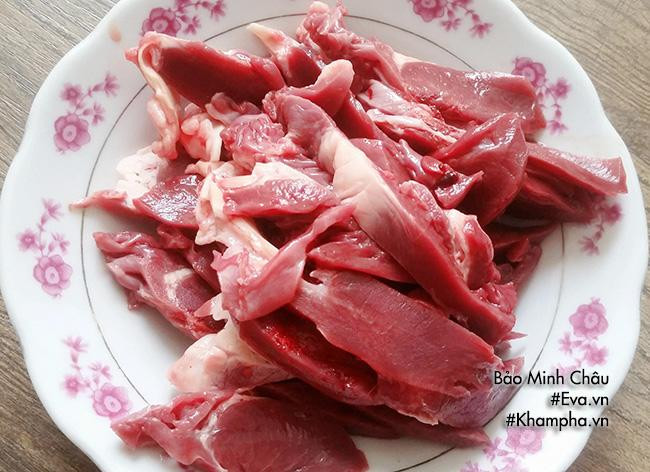 PHẦN 2: Cách làm tim lợn rang gừng Bước 1: Tim lợn rửa sạch, để ráo rồi thái miếng vừa ăn, ướp cùng chút gia vị cho ngấm.