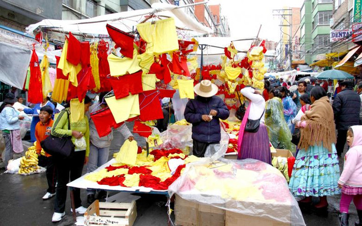Mặc đồ lót màu mè, Mexico Ở các quốc gia Mỹ Latinh như Mexico, Bolivia và Brazil, màu sắc của quần lót sẽ quyết định năm mới có suôn sẻ hay không, nên bạn cần lựa chọn cẩn thận. Theo phong tục truyền thống, màu đỏ sẽ mang lại tình yêu và sự lãng mạn, trong khi màu vàng là đại diện của sự giàu có và thành công. Màu trắng tượng trưng cho hòa mình và sự hài hòa, trong khi màu xanh biểu thị hạnh phúc và thiên nhiên. Tại Thổ Nhĩ Kỳ, quần lót màu đỏ được coi là món quà mang lại may mắn thành công trong năm mới.