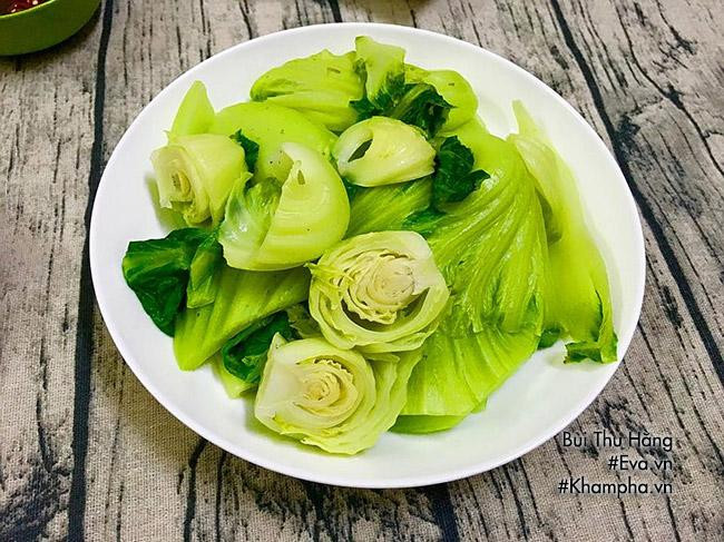 Món phụ: BÚP CẢI LUỘC Búp cải tách từng lá, rửa sạch. Đun sôi nước với chút muối rồi luộc chín búp cải.