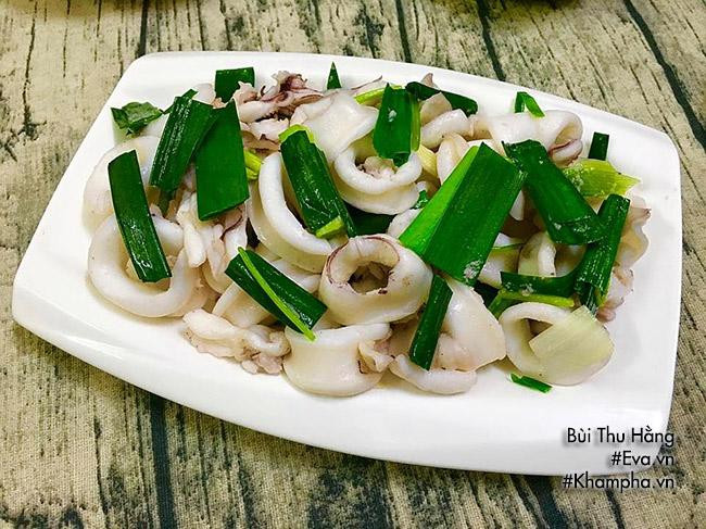 Món chính: MỰC XÀO CẦN TÂY Mực làm sạch, để ráo. Ướp mực với bột canh, hạt tiêu khoảng 15 phút. Cần tây, tỏi tây, hành lá thái khúc dài khoảng 5cm. Phi thơm tỏi với dầu ăn rồi cho mực vào xào với lửa lớn để mực không ra nước và không bị dai. Cho cần, tỏi tây, hành lá vào đảo đều, rắc thêm chút hạt tiêu rồi tắt bếp.