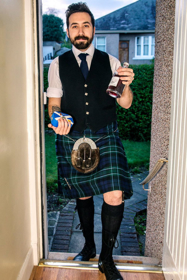Xông nhà, Scotland Theo truyền thống Scotland, xông nhà được coi là người đầu tiên bước qua ngưỡng cửa sau thời khắc giao thừa. Một người đàn ông tóc đen và cao to với những món quà như tiền xu, than, bánh mì, muối và rượu whiskey được cho là mang lại may mắn cho ngôi nhà.