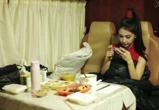 Trong giờ ăn trưa, bà xã Huỳnh Hiểu Minh chăm chú chơi điện tử. Được biết, Angela Baby là một trong số những ngôi sao Hoa ngữ nghiện game nhất hiện nay.