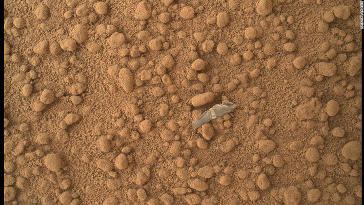 Trong khi đó, trên Sao Hỏa, hai xe tự hành Curiosity và Opportunity ngày đêm khám phá hành tinh đỏ và gửi hình ảnh về Trái Đất. Opportunity hạ cánh xuống sao Hỏa năm 2004 và đã "sống sót" vượt quá kế hoạch 90 ngày ban đầu. Curiosity kỷ niệm 5 năm thực hiện sứ mệnh hồi tháng 8 vừa qua. Cả hai cỗ máy này đều tìm thấy những bằng chứng cho thấy sự sống từng tồn tại trên Sao Hỏa. Trong ảnh, một mảnh vỡ của Curiosity rơi trên bề mặt Sao Hỏa.