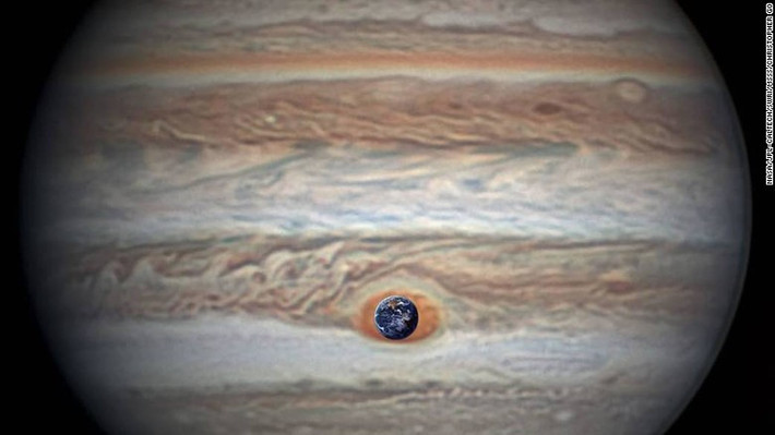 Tàu Juno của NASA ghi lại những hình ảnh tuyệt đẹp về Sao Mộc. Hình ảnh này được NASA ghép lại nhằm so sánh kích cỡ giữa Trái Đất và Sao Mộc.