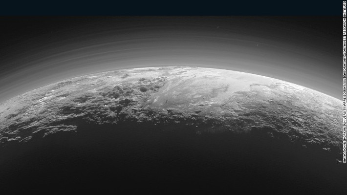 Trong khi tàu Cassini đã bốc cháy trên Sao Thổ, những con tàu khác của NASA vẫn lơ lửng ngoài vũ trụ mênh mông và ghi lại hình ảnh của các hành tinh khác nhau. Một trong những dự án tham vọng nhất của NASA mang tên New Horizons, với mục đích khám phá Sao Diêm Vương, một trong những vùng sâu thẳm nhất trong Hệ Mặt Trời. Trong ảnh, tàu New Horizons ghi lại hình ảnh của Sao Diêm Vương hồi tháng 7.