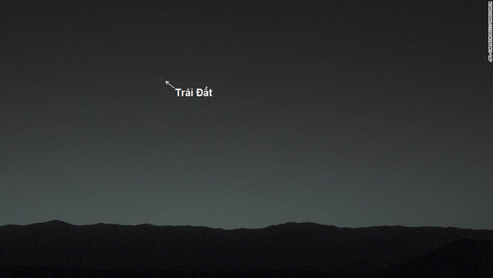 Ban đêm ở Sao Hỏa, Trái Đất là một trong những ngôi sao sáng nhất trên bầu trời. Theo NASA, nếu đứng trên hành tinh đỏ, con người có thể nhìn thấy Trái Đất và Mặt Trăng một cách rõ ràng.
