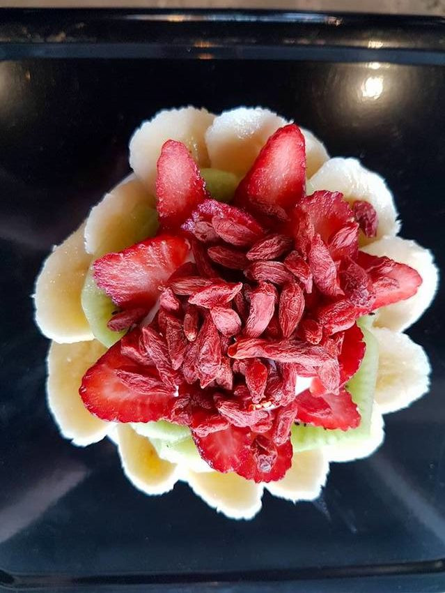 1. Acai Brother Là một tiệm ăn nhẹ phát triển nhanh nhất nước Úc, Acai brother không chỉ phục vụ những món ăn ngon mà còn cực tốt cho sức khỏe. Món đặc sắc nhất của quán là acai bowl, món sinh tố được đựng trong bát và phủ lên trên thật nhiều trái cây tươi và mứt. Đây là một món ăn tuyệt vời trong mùa hè, nhìn giống như kem, có vị giống sữa chua lạnh, và bạn có thể chọn rất nhiều loại topping như trái cây tươi, chocolate hay ngũ cốc.