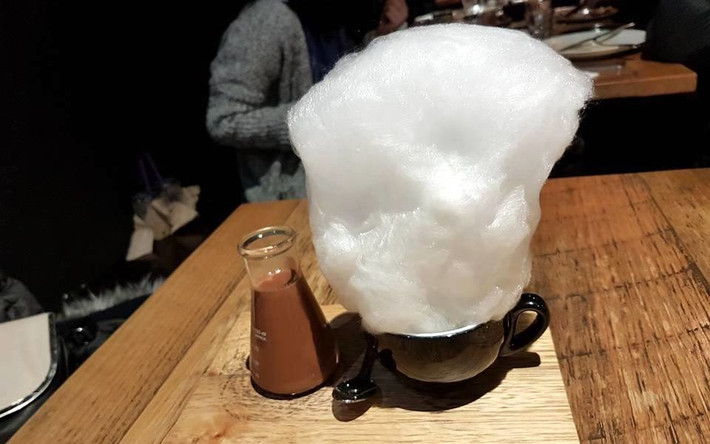 7. Hash Speciality Coffee & Roaster Hãy ghé tới đây khi thời tiết se lạnh. Một ly chocolate nóng ấm sực phủ thêm lớp kẹo bông bồng bềnh mềm mịn như một đám mây thế này chắc hẳn sẽ xua tan hết hơi lạnh.