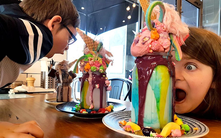 9. Sugar buns bakery café Đây là cửa tiệm được người dân Melbourne yêu thích nhất khi muốn thưởng thức sữa lắc. Món sữa lắc kỳ lân rực rỡ này không chỉ phục vụ tốt khâu “sống ảo” của các chị em mà còn khiến bạn no căng.