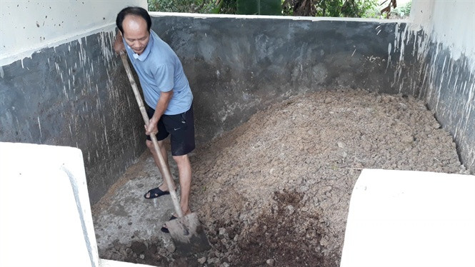 Anh Thục đang đảo trộn phân hữu cơ trong hố ủ phân compost. Với người đàn ông 47 tuổi này, vợ con là tình yêu thứ nhất, lợn là tình yêu thứ hai. Ngoài thời gian ăn, ngủ với vợ thì anh ở cùng đàn lợn. Cựu binh Nguyễn Văn Thục ví trang trại của mình là "đại bản doanh" của lợn đặc chủng. Cả tỉnh Nam Định này, không có ai nuôi nhiều lợn thảo dược như anh. Trong suốt một vòng đời từ lúc mang thai đến khi xuất chuồng, quân đoàn lợn cả ngàn con được huấn luyện trong môi trường... kỷ luật thép, từ chế độ ăn uống, sinh hoạt đến giải trí. Mô hình nuôi lợn hữu cơ được anh gây dựng suốt hai thập kỷ. Không giống thức ăn đạm bạc của loài lợn Móng Cái, lợn rừng; cũng chẳng phải thức ăn công nghiệp tẩm kháng sinh, hoá chất giúp tăng trọng nhanh của các trang trại lợn công nghiệp; “ẩm thực” dành cho những chú lợn tại trang trại Hiền Thục tự phối trộn các thành phần rất đặc biệt.