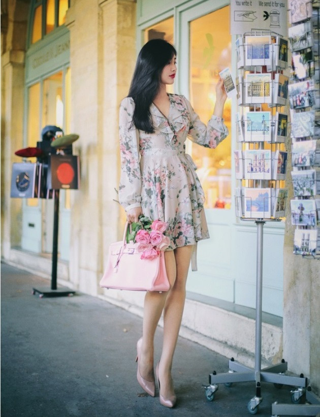 Một chiếc váy xòe hay một chiếc đầm dáng liền, đầm peplum được thiết kế kiểu dáng thích hợp cho những ngày thu lạnh nhưng vẫn giữ được vẻ dịu dàng, nữ tính của kiểu váy thời trang. Năm 2017 này các nhà thiết kế cho ra mắt nhiều mẫu mới lạ, bắt mắt hơn. Đặc biệt vẫn có nhiều điểm nhấn trong từng thiết kế.