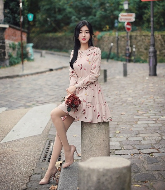 Việc chọn các mẫu đầm liền cũng là điểm thuận lợi để khi thời tiết se lạnh bạn vẫn diện được với áo vest/ jacket mà không cần mua sắm thêm.