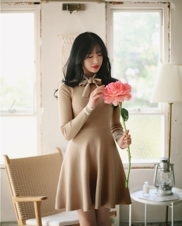 Một chiếc váy xòe hay ôm đều được thiết kế kiểu dáng thích hợp cho những ngày thu lạnh nhưng vẫn giữ được vẻ dịu dàng, nữ tính của kiểu váy thời trang.