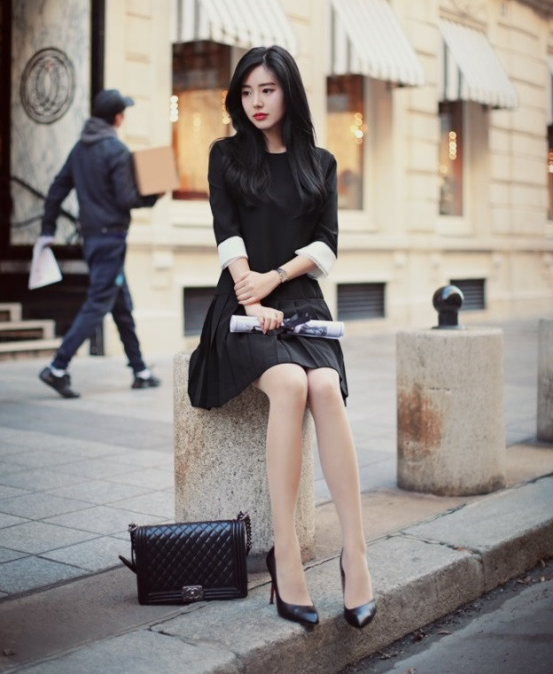 Màu đen là một trong những tông màu cơ bản, chưa bao giờ hạ nhiệt hay lỗi mốt. Điều đó lý giải tại sao dường như cô nàng công sở nào cũng có tối thiểu cho mình 1 chiếc đầm màu đen thanh lịch.