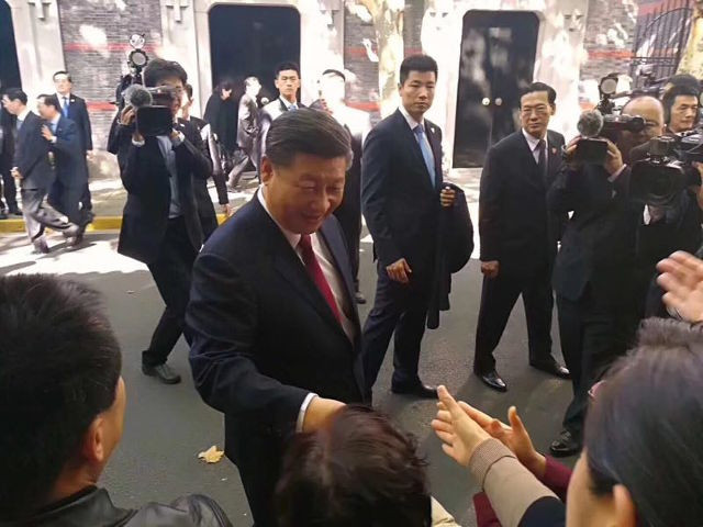 Ngày 31.10, ông Tập đến thăm thành phố Thượng Hải - nơi diễn ra đại hội đầu tiên của Đảng Cộng sản Trung Quốc. Trong chuyến thăm, ông Tập đi cùng 6 quan chức – những người được bầu vào Ban Thường vụ Bộ Chính trị Đảng Cộng sản Trung Quốc hồi đầu tháng.
