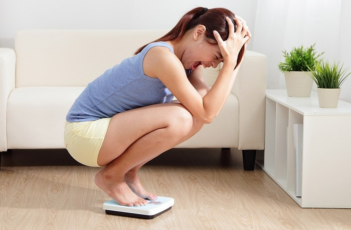 Bạn không thể giảm cân Không tiêu thụ chất xơ chính là lý do khiến bạn mãi không thể giảm cân. Chất xơ làm chậm quá trình tiêu hóa, khiến bạn cảm thấy no lâu hơn và tránh khỏi cơn đói. Tiêu thụ chất xơ điều độ mỗi ngày bạn sẽ “đánh bay” mỡ thừa và cân nặng nhanh chóng.