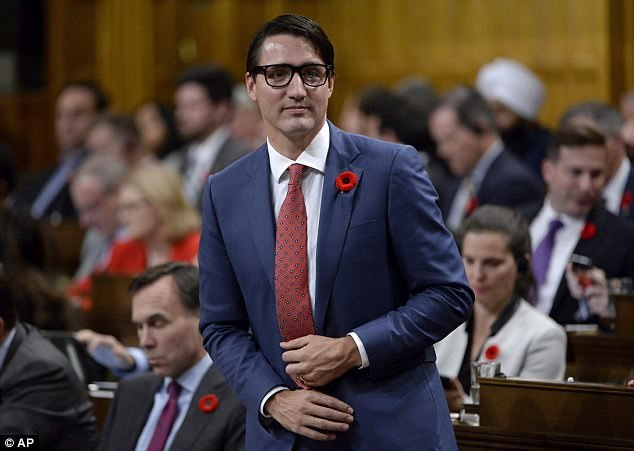 Đoạn video được đăng tải bởi tờ CBS News cho thấy ông Trudeau xuất hiện hôm qua, 31/10 tại tòa nhà Hạ viện với một bộ vest xanh, đeo cravat đỏ cùng một cặp kính to. Ảnh: AP