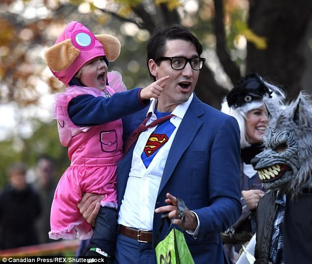 Nhân vật Clark Kent vốn là một nhà báo làm việc cho tòa soạn Daily Planet. Với vẻ ngoài đậm chất công sở cùng cặp kính to, gần như không ai nhận ra Clark Kent chính là anh hùng Superman nổi tiếng, người mang sứ mệnh giải cứu thế giới. Ảnh: REX