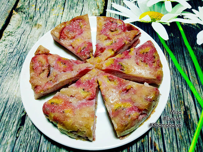 Khi ăn cắt bánh ra thành từng miếng hình tam giác hoặc cắt miếng nhỏ (tuỳ thích). Bánh chuối thơm lừng và có sắc tím hồng nhẹ, vị ngọt thanh và dẻo mịn ăn rất ngon. Bạn có thể chế biến làm món ăn vặt thường ngày hoặc khi tổ chức những bữa tiệc nho nhỏ cũng rất độc đáo.