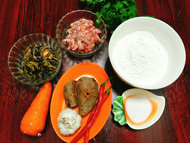 Nguyên liệu làm bánh rán mặn: Phần nhân bánh: - 150gr thịt băm - 1 nắm mộc nhĩ - Vài cái nấm hương - 1 củ cà rốt - 1 nắm miến khô - Hạt tiêu, bột nêm, xíu muối Phần vỏ bánh: - 160gr bột nếp - 3 thìa đong gạt bột gạo tẻ - 1 thìa đường - 1 xíu muối - 1 củ khoai lang nhỏ - Nước ấm - Dầu ăn