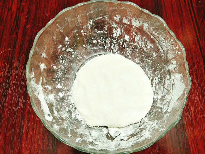 Bước 4: Cho bột nếp, bột gạo, khoai lang, 1 xíu muối, 1 thìa dầu ăn, 1 thìa đường vào tô rồi trộn đều, thêm từng ít nước ấm vừa trộn đều vừa thêm nước, nhồi lại sơ qua thấy bột vừa đủ nước để bột mềm dẻo là được, lấy bột ra mặt phẳng sạch rồi nhồi thêm vài phút để bột mềm mịn mà không dính tay là đạt. Bọc kìn khối bột để cho bột nghỉ 20-30 phút.