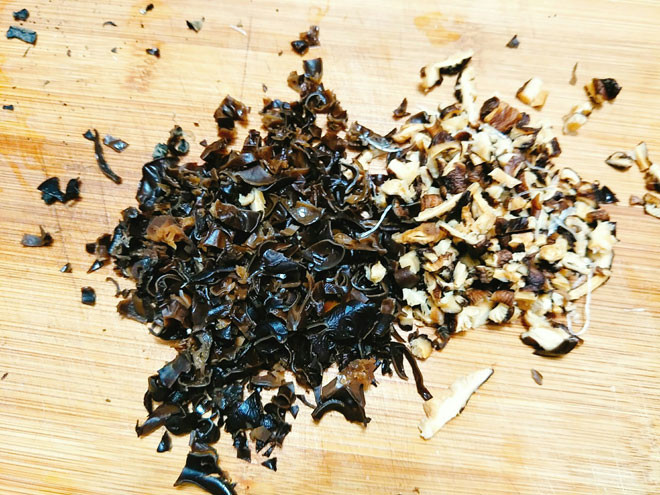 Bước 2: Mộc nhĩ+ nấm hương+ miến ngâm nước cho nở mềm sau đó thái nhỏ, lấy 1/2 củ cà rốt bào nhỏ. Rau thơm rửa sạch để ráo nước.