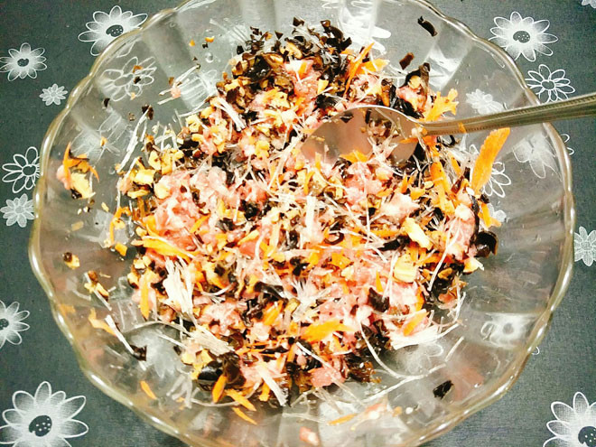 Bước 5: Cho thịt xay vào tô, thêm miến+ mộc nhĩ+ nấm hương, cà rốt thái nhỏ, bột nêm, 1 xíu muối, tiêu sau đó trộn đều nguyên liệu.
