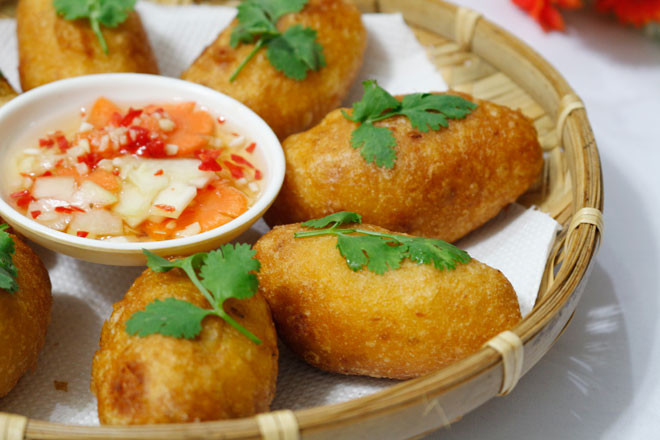 Xếp rau thơm ra đĩa sau đó bày bánh rán mặn lên trên, khi ăn chấm nước mắm chua cay ăn kèm rau củ thì ngon phải biết.