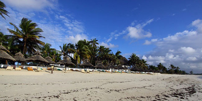 Bãi biển Diani: Bãi biển Diani là một trong những bãi biển đẹp nhất thế giới. Địa danh ở châu Phi này là một thiên đường nhiệt đới cung cấp những bức tranh cát trắng tuyệt đẹp và bãi biển xanh màu ngọc bích làm say đắm cho du khách khiến cho kỳ nghỉ của họ trở thành một kỷ niệm đáng nhớ.