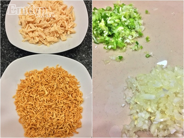 Bước 2: Thịt ức gà đem luộc chín rồi xé nhỏ thành từng sợi. Bước 3: Mỳ tôm bóp vụn. Hành tây và hành hoa băm nhỏ.